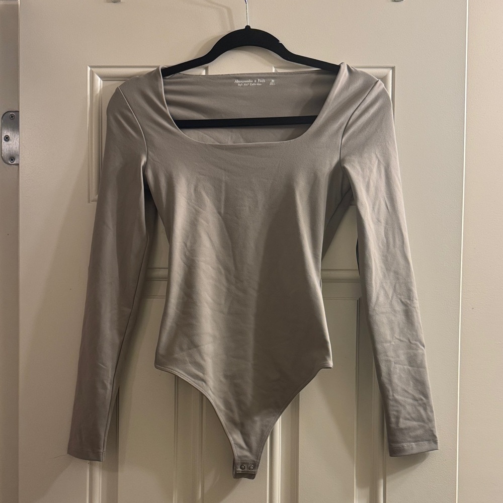 Abercrombie & Fitch Light Gray Long Sleeve Bodysuit